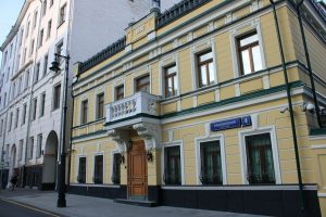 Аварийный балкон особняка в Нащокинском переулке отремонтировали. Фото: страница управы в социальных сетях