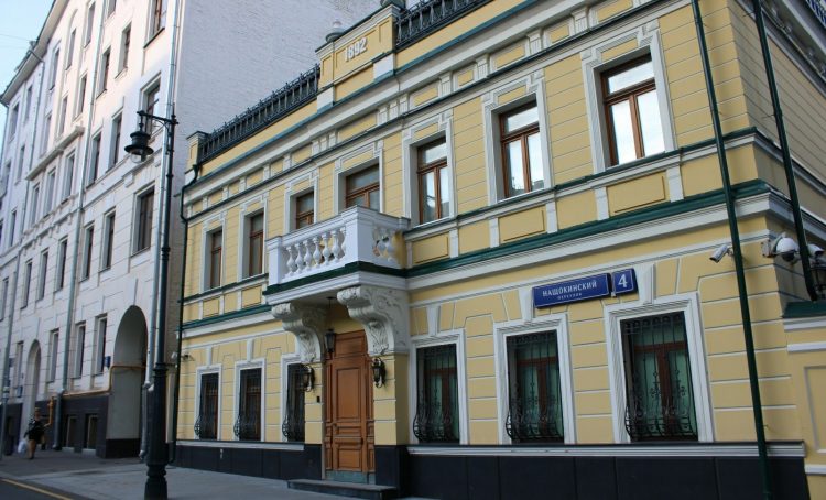 Аварийный балкон особняка в Нащокинском переулке отремонтировали. Фото: страница управы в социальных сетях