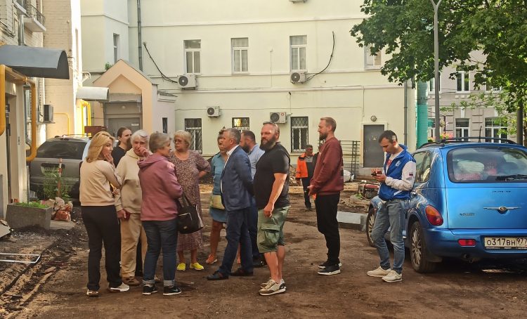 Еженедельный обход территорий состоялся в районе. Фото: Станица управы района в социальных сетях