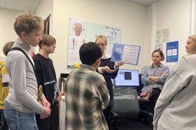 Ученики школы №171 посетили лабораторию института когнитивных нейронаук НИУ ВШЭ. Фото: страница школы №171 в социальных сетях.