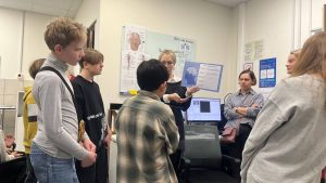 Ученики школы №171 посетили лабораторию института когнитивных нейронаук НИУ ВШЭ. Фото: страница школы №171 в социальных сетях.