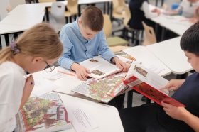 Выставка «Москва – столица нашей Родины» открылась в школе №1253. Фото: страница школы №1253 в социальных сетях.