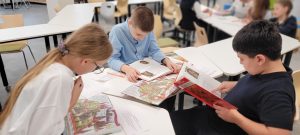 Выставка «Москва – столица нашей Родины» открылась в школе №1253. Фото: страница школы №1253 в социальных сетях.