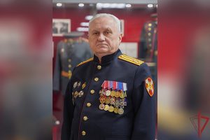 Председатель Совета ветеранов Главного управления Росгвардии по г. Москве полковник милиции в отставке Владимир Комаров поздравил ветеранов службы с праздником. Фото: пресс-служба Росгвардии