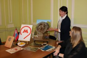 Представители управы района организуют создание мозаичного панно. Фото: официальная страница управы в социальных сетях