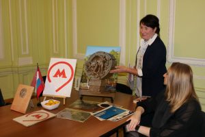 Представители управы района организуют создание мозаичного панно. Фото: официальная страница управы в социальных сетях 