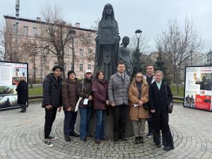 Молодые парламентарии провели мемориально-патронатную акцию в районе Хамовники. Фото: страница Молодежной палаты района Хамовники в социальных сетях.