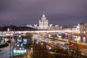 Сервис Russpass разработал маршрут для прогулки вдоль Патриаршего моста. Фото: пресс-служба Комитета по туризму города Москвы