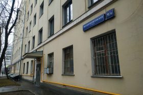 Глава управы Хамовников провел плановый обход исторического дома на Малой Пироговской. Фото: официальная страница управы в социальных сетях