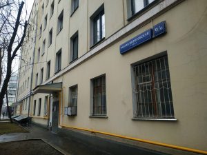 Глава управы Хамовников провел плановый обход исторического дома на Малой Пироговской. Фото: официальная страница управы в социальных сетях