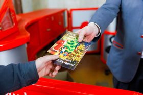 Праздничные ящики установили на станциях «Киевская» и «Парк культуры». Фото: пресс-служба Департамента транспорта и развития дорожно-транспортной инфраструктуры города Москвы