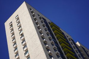 Специалисты «Жилищника» проверили безопасность жилых домов в районе. Фото: Анна Быкова, «Вечерняя Москва»