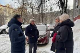 Глава управы Хамовников провел встречу с жителями на 3-й Фрунзенской улице. Фото: официальная страница управы в социальных сетях