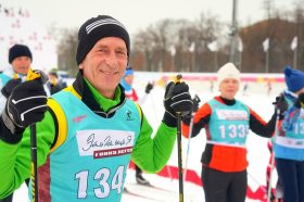 Горожане серебряного возраста вышли на лыжную гонку. Фото: пресс-служба Департамента труда и социальной защиты населения города Москвы