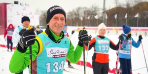 Горожане серебряного возраста вышли на лыжную гонку. Фото: пресс-служба Департамента труда и социальной защиты населения города Москвы