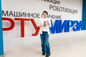 Ученица Детского технопарка «Альтаир» РТУ МИРЭА создала экодвигатель. Фото: пресс-служба РТУ МИРЭА